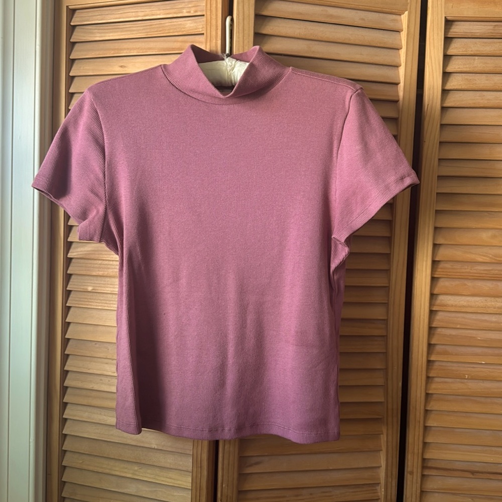MAEVE by ANTHROPOLOGIE, baby tee with mock neck and 4% elastane. In Mauve, M.